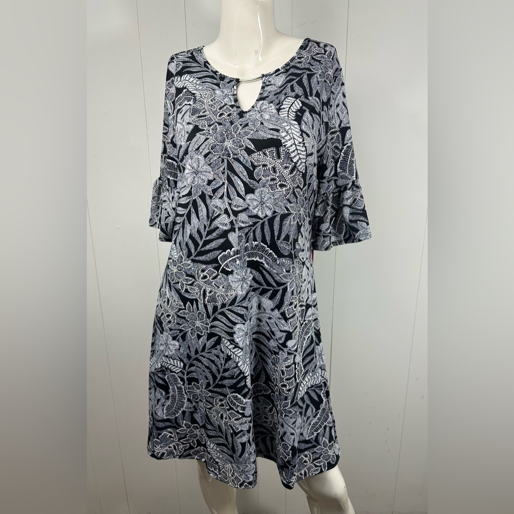 NWT Decree Womens Size M Black Textured Floral Dress 3/4 Ruffle Sleeve
